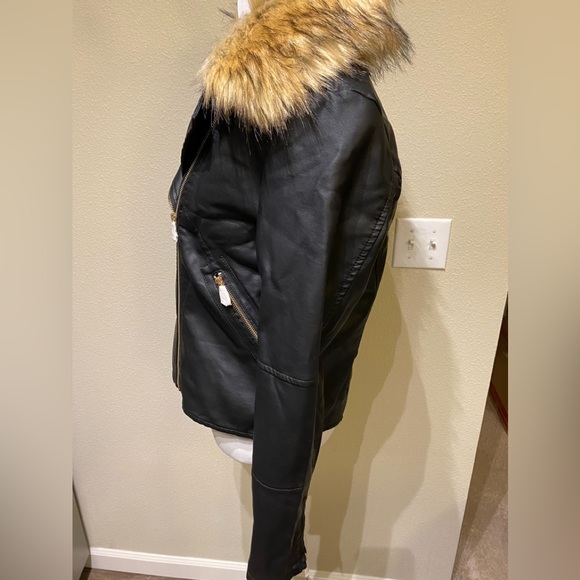 NWT Forever21 Faux Leather Biker jacket Size M Sherpa lined removable fur - Picture 10 of 11